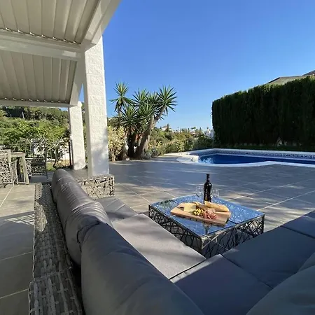 Vila Large Modern Villa With Private Swimming Pool