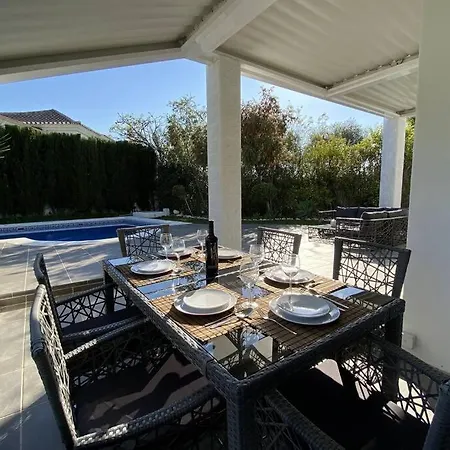 Large Modern Villa With Private Swimming Pool 别墅 马尔韦利亚